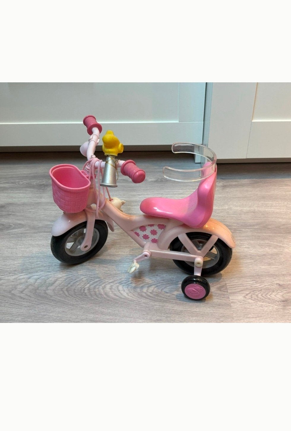 Roze poppenfiets met zijwieltjes en mandje, Ophalen, Zo goed als nieuw