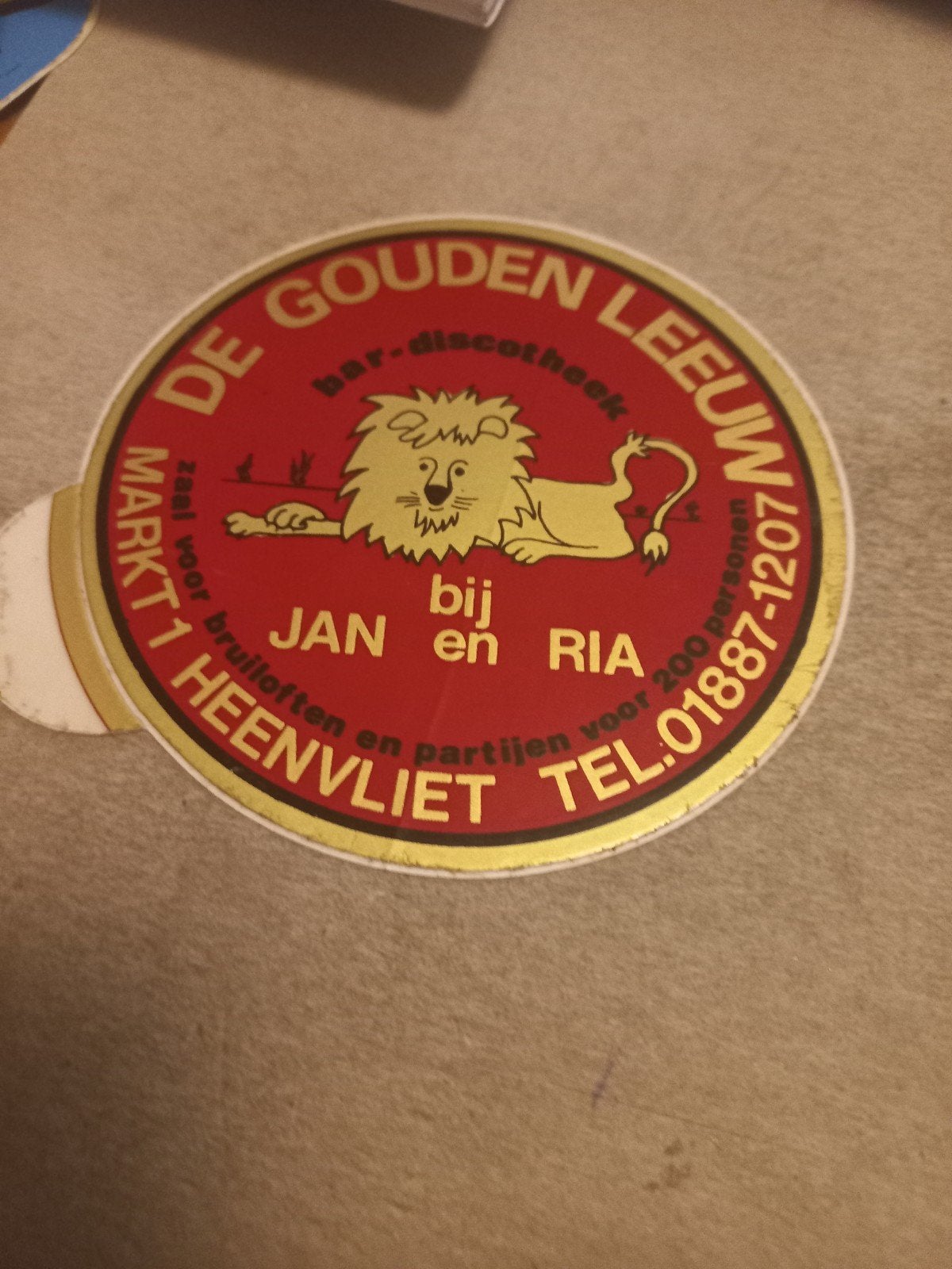 Vintage Sticker 'De Gouden Leeuw' Heenvliet, Verzamelen, Ophalen of Verzenden