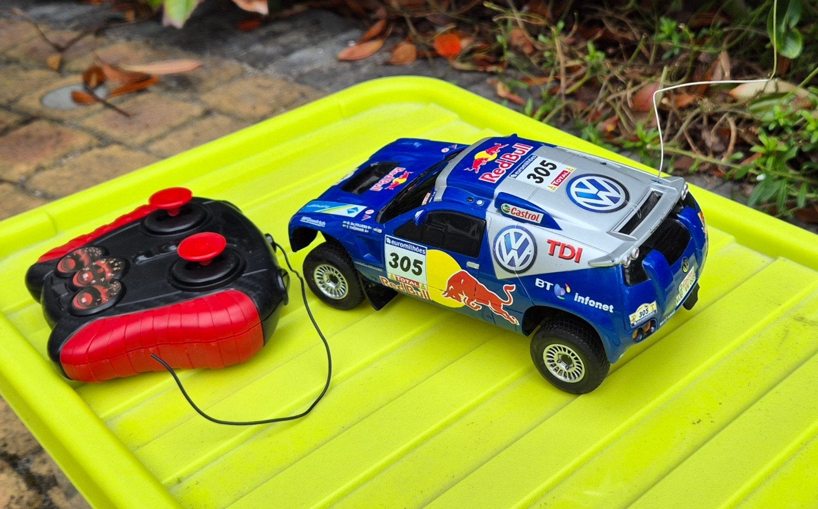 Red Bull Dakar VW Touareg nr. 305, Hobby en Vrije tijd, Modelbouw | Radiografisch | Auto's, Ophalen of Verzenden, Overige schalen