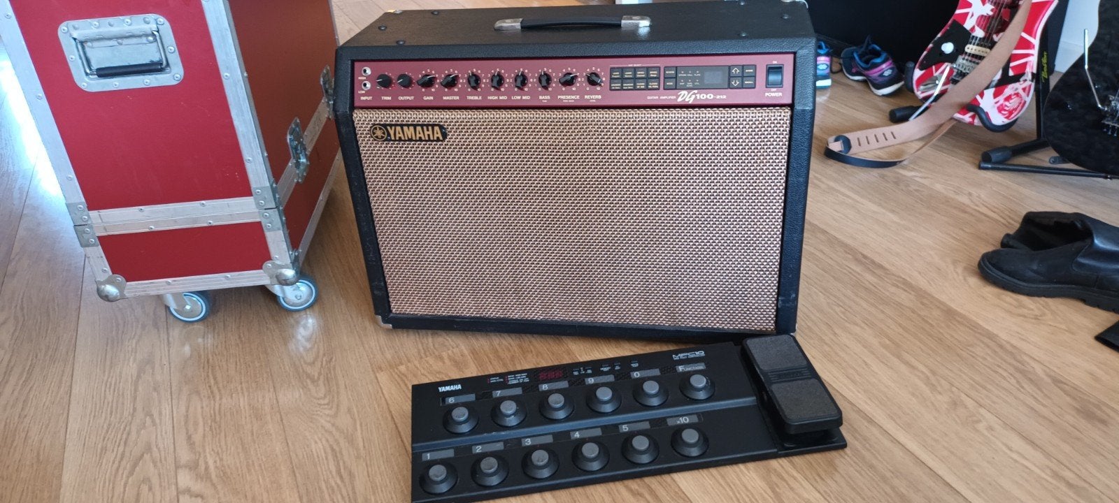 Yamaha DG100-212 Gitaarversterker met Flightcase, Ophalen of Verzenden, Gebruikt, Gitaar, 100 watt of meer