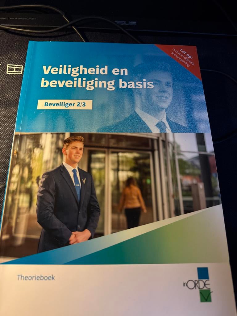 Veiligheid en beveiliging basis - Beveiliger 2/3, Boeken, Ophalen of Verzenden, Zo goed als nieuw, MBO