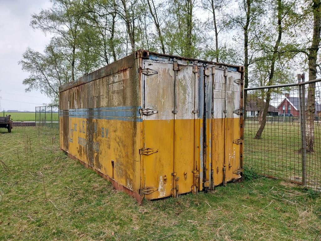 Vier containers en een kantoorunit te koop, Ophalen