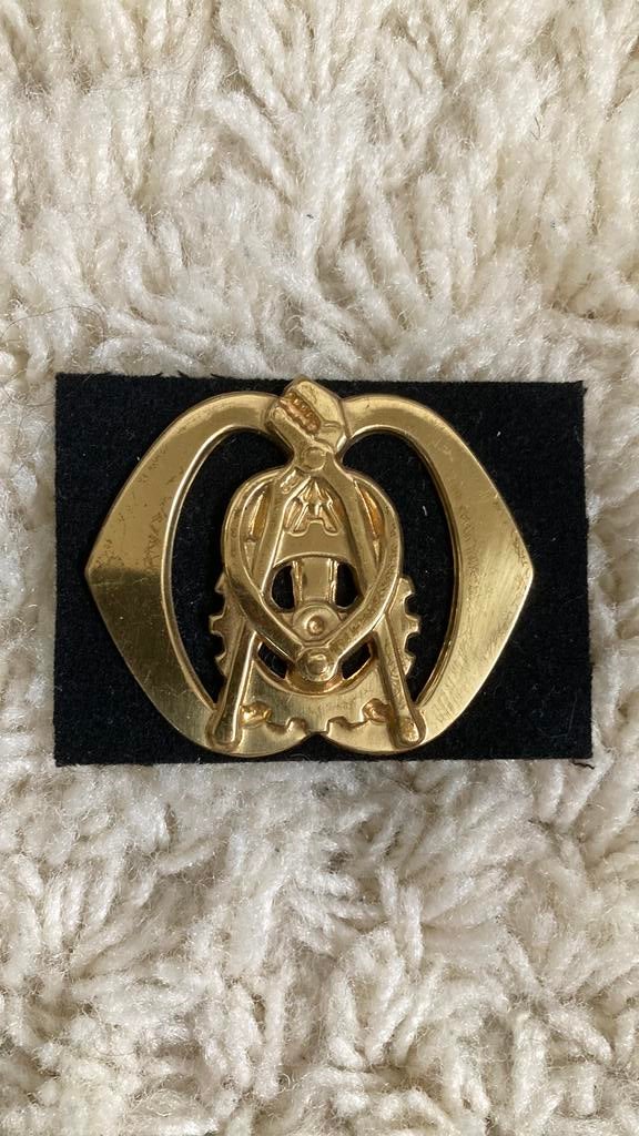 Baretembleem Technische Dienst, Ophalen of Verzenden, Landmacht, Nederland, Embleem of Badge