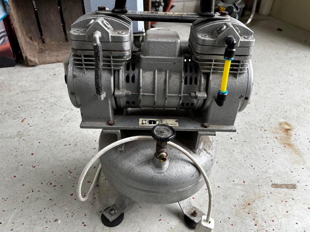 Kleine compressor 2 cilinder,, Doe-het-zelf en Verbouw, Compressors, Ophalen, Gebruikt, Minder dan 200 liter/min, Olievrij