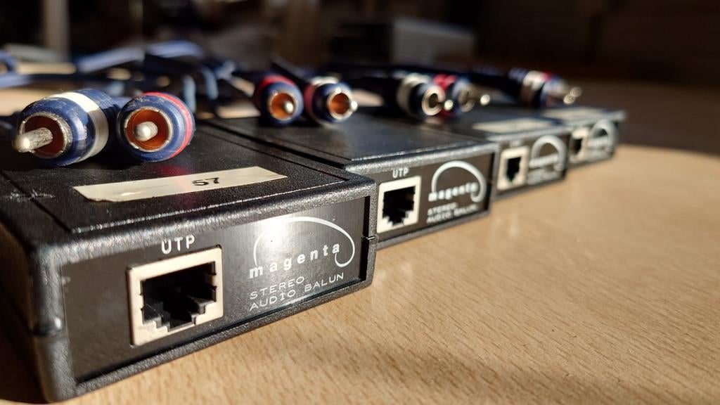 Magenta Stereo Audio Balun - 2 Sets met Kabels, Audio, Tv en Foto, Ophalen of Verzenden, Minder dan 2 meter, Luidsprekerkabel