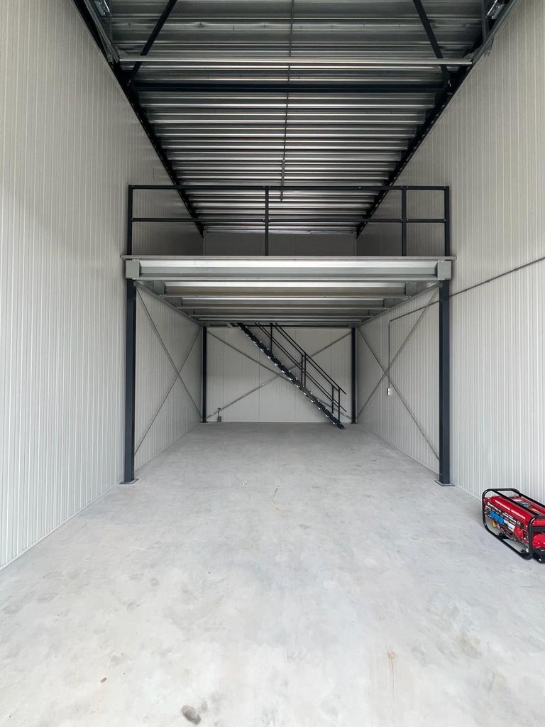 Nieuwe Entresolvloer: 6.000x4.000 24m2 3m hoog.