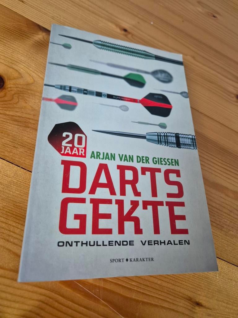 Darts Gekte - Arjan van der Giessen, Boeken, Ophalen of Verzenden, Zo goed als nieuw, Arjan van der Giessen, Overige sporten