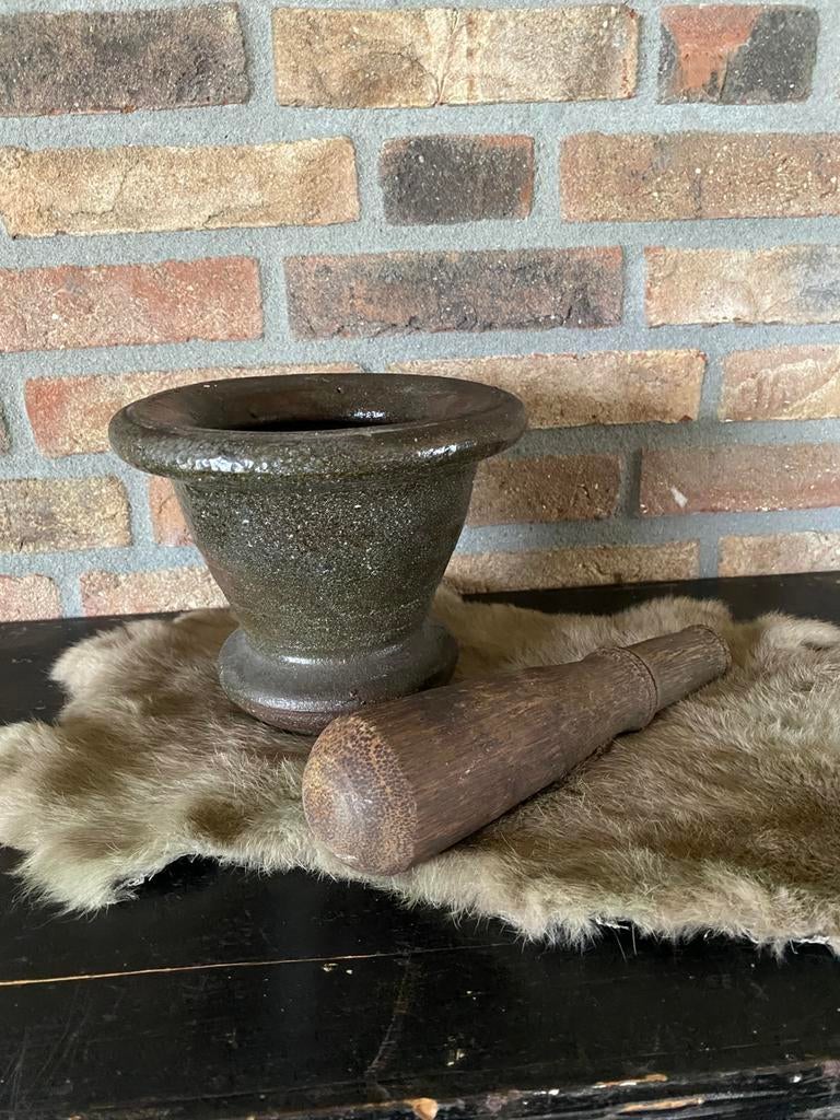 Brocante oude stenen vijzel met oude houten stamper, Antiek en Kunst, Antiek | Keukenbenodigdheden, Ophalen of Verzenden