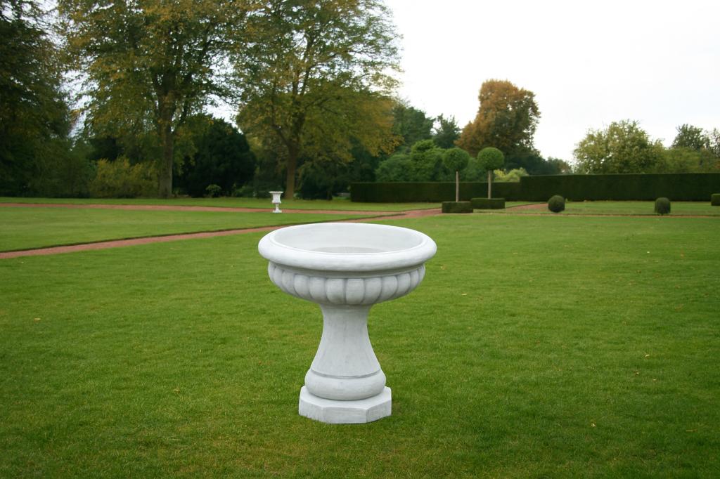 grote Italiaanse bloempot - plantenschaal op sokkel, Tuin en Terras, Bloempotten, Steen, Www.bossewinkel.nl, 40 cm of meer, Diepenheimseweg 30