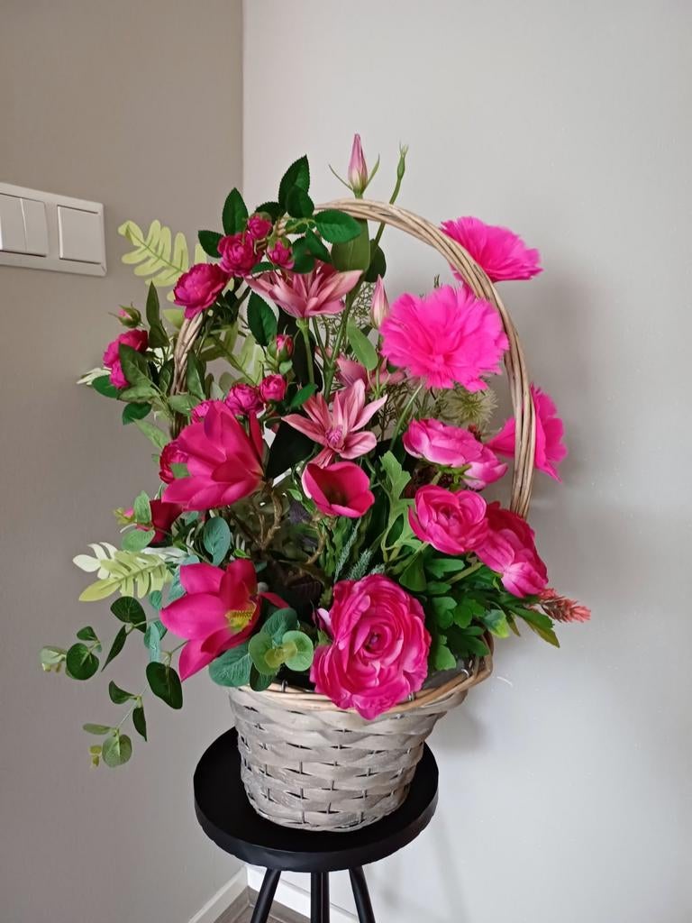 Zijden bloemstuk in mand - Elegant en kleurrijk, Huis en Inrichting, Ophalen of Verzenden, Nieuw, Binnen