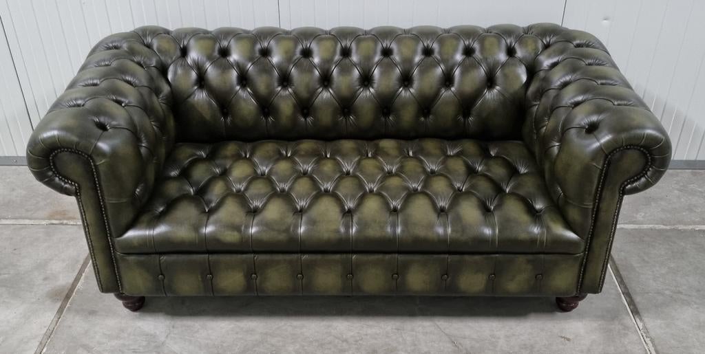 Showroommodel Chesterfield bank olijfgroen leer + BEZORGING, Chesterfield, Nieuw, Ophalen of Verzenden, Rechte bank
