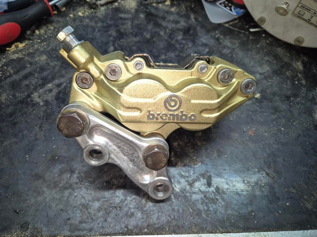 Brembo p4 30/34 links husqvarna adapter Te 410, 570, 610 etc, Motoren, Ophalen of Verzenden, Gereviseerd