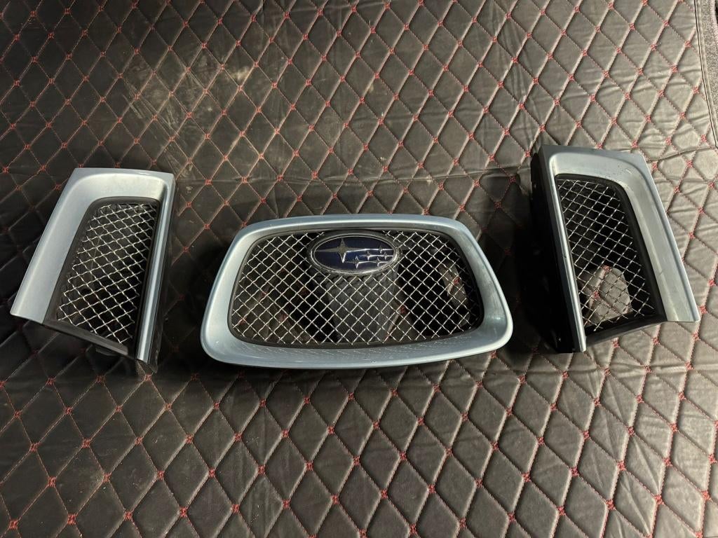 ️ Subaru Impreza GD Hawkeye OEM grille set – compleet, Subaru, Gebruikt, Voor, Ophalen of Verzenden