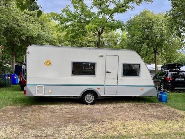 Complete Eifelland Holiday 500 TKM aan het Gardameer, Treinzit, 5 tot 6 meter, Vast bed, 1000 - 1250 kg
