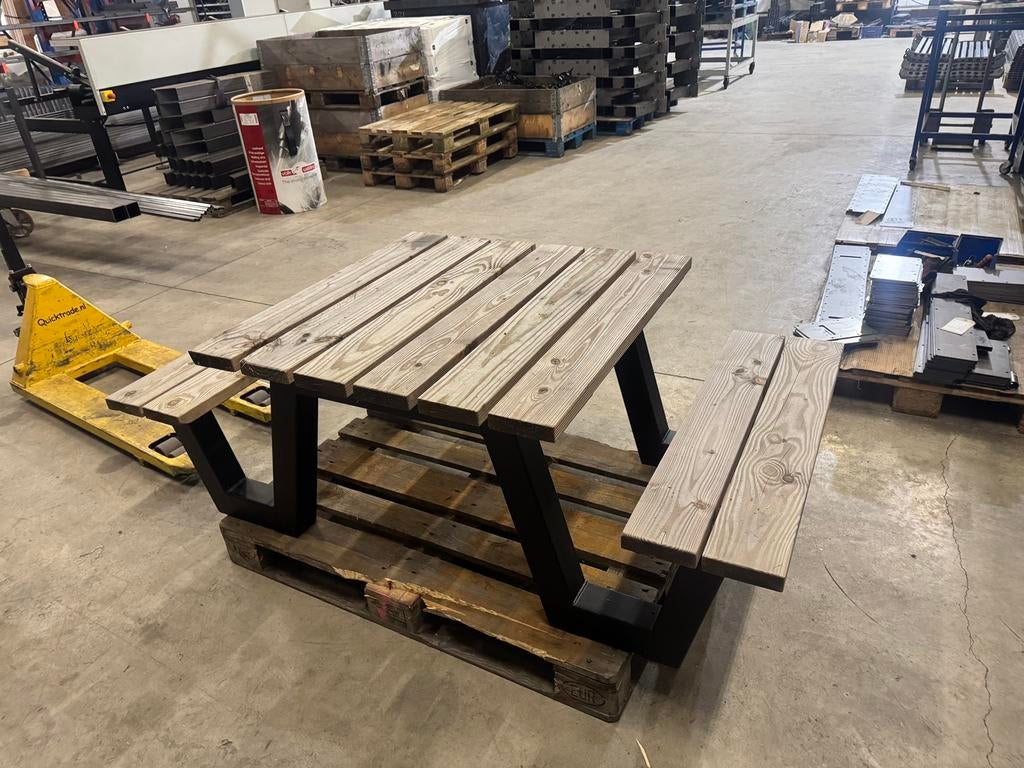 Kinder picknicktafel gebruikt, stalen onderstellen, Ophalen, Zo goed als nieuw, Rechthoekig, Hout