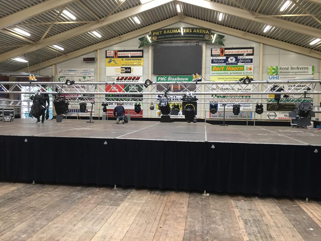 Foto 2 van Te koop podium met officieel NL-podiumboek.