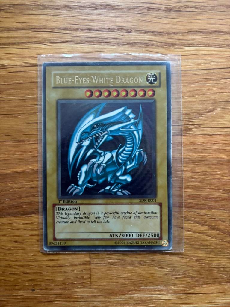 Blue-Eyes White Dragon – SDK-E001 – 1st Edition – Ultra Rare, Ophalen of Verzenden, Zo goed als nieuw, Losse kaart