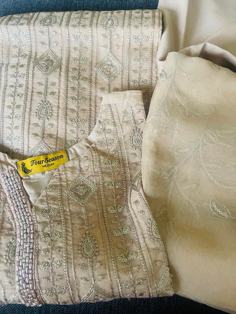 Prachtige originele Pakistaanse jurk - Maat M, Kleding | Dames, Ophalen of Verzenden, Nieuw, Maat 38/40 (M), Beige