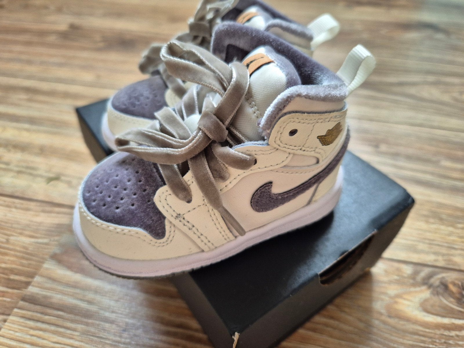 Nike air Jordan grey velvet toe - maat 19,5 - nieuw, Schoentjes, Meisje, Nieuw, Ophalen of Verzenden