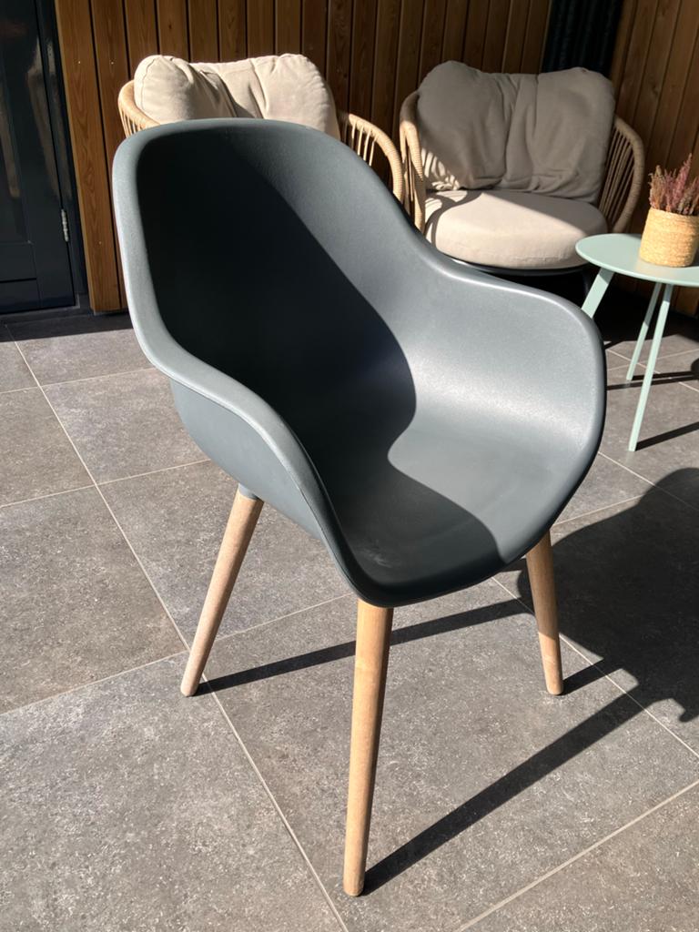 8x Grijze/antraciet kuipstoel met houten poten, Tuin en Terras, Ophalen, Gebruikt, Kunststof