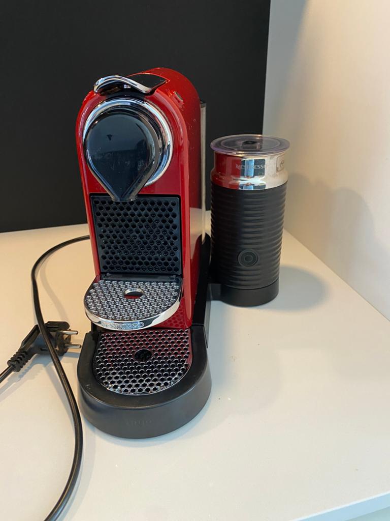 Nespresso apparaat Rood met Melkopschuimer, Witgoed en Apparatuur, Koffiezetapparaten, Ophalen, Gebruikt, Espresso apparaat, 1 kopje