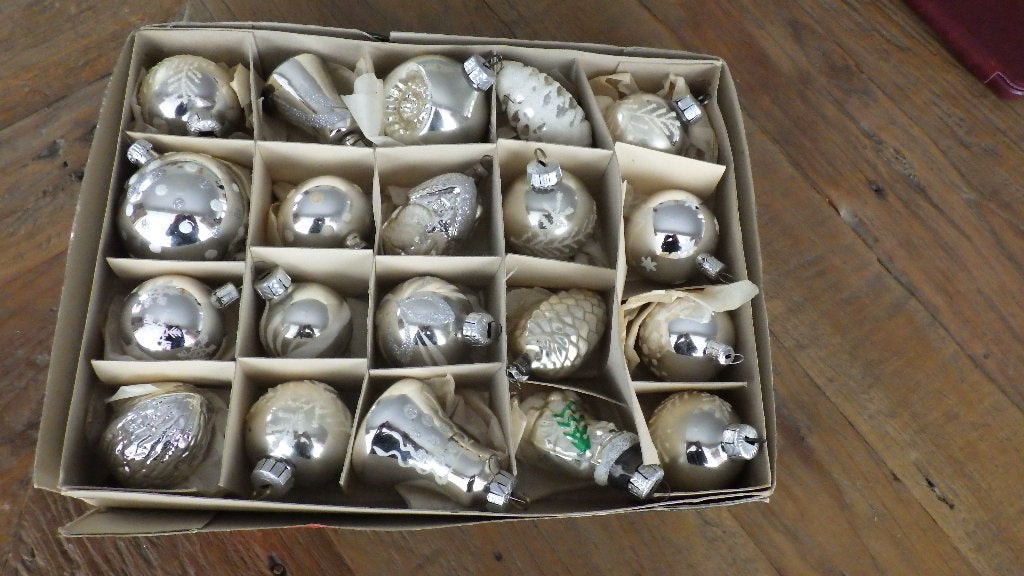 20 mooie kerstversiersels in zilver, Diversen, Kerst, Ophalen of Verzenden, Gebruikt