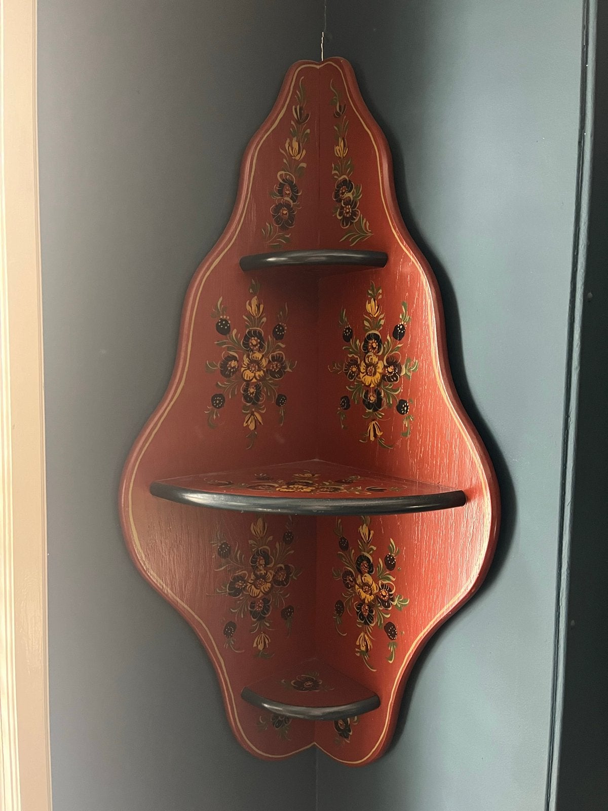 Vintage houten Hindeloopen hoek wandrek met bloemen, Antiek en Kunst, Ophalen