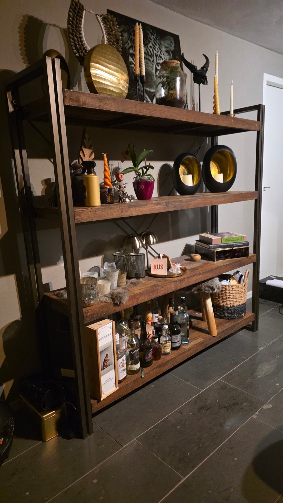 wandkast / boekenkast industrieel massief mangohout, Huis en Inrichting, Ophalen, Zo goed als nieuw