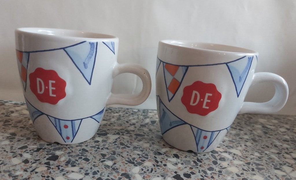 2x Senseo mok beker vlaggetjes Douwe Egberts DE met oor, Huis en Inrichting, Keuken | Servies, Overige merken, Zo goed als nieuw