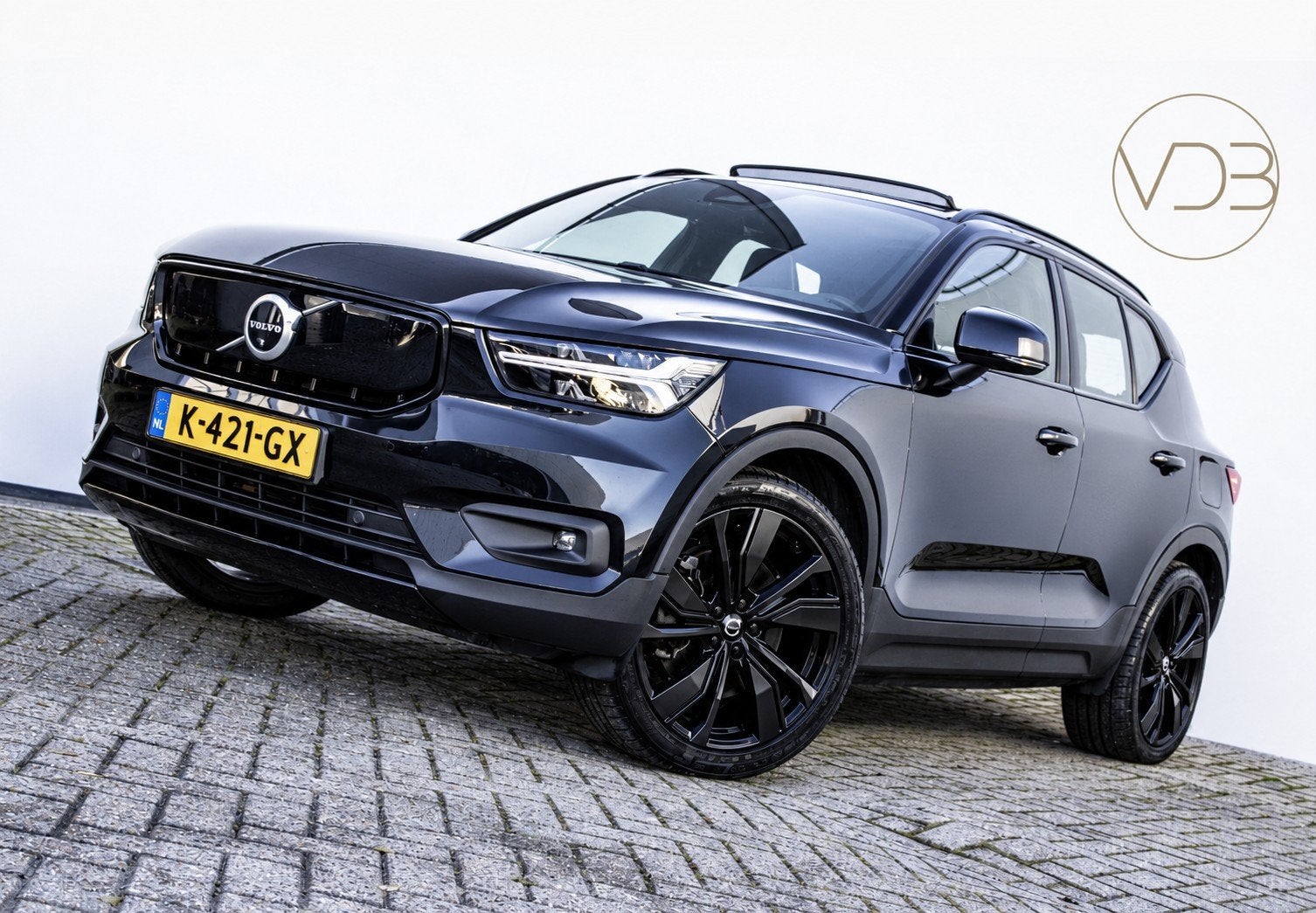 Volvo XC40 P8 SOH 93% R-Design 20inch PANO TREKHAAK HARMAN K, Auto's, Gebruikt, Zwart, Origineel Nederlands, Vierwielaandrijving