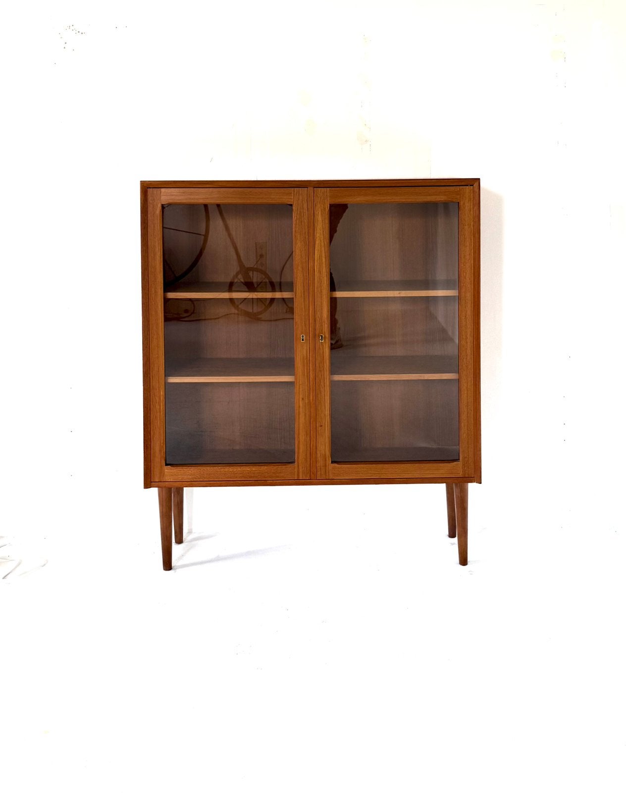 Vintage teakhouten vitrinekast, Brouer Møbelfabrik ‘60, Huis en Inrichting, Met deur(en), 100 tot 150 cm, Vintage retro buisframe design rotan webbing papercord deens
