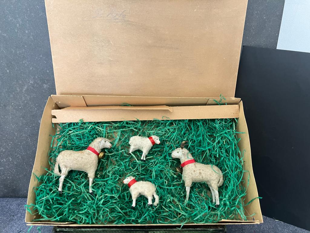 Antieke schaapjes en geit in doos - Kerststal figuren, Ophalen of Verzenden