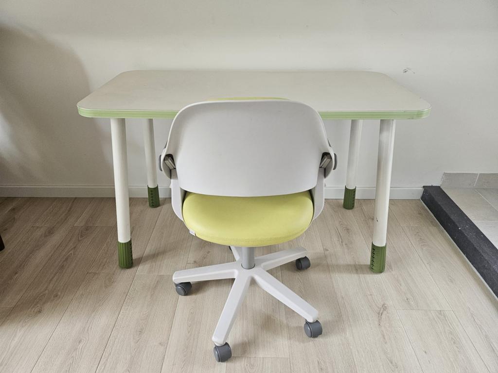 Kinderbureau en stoel als nieuw, Kinderen en Baby's, Kinderkamer | Tafels en Stoelen, Ophalen, Zo goed als nieuw, Tafel(s) en Stoel(en)