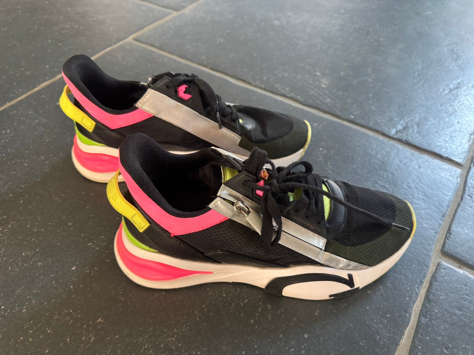 Gues sneaker, Ophalen of Verzenden, Zo goed als nieuw, Sneakers of Gympen