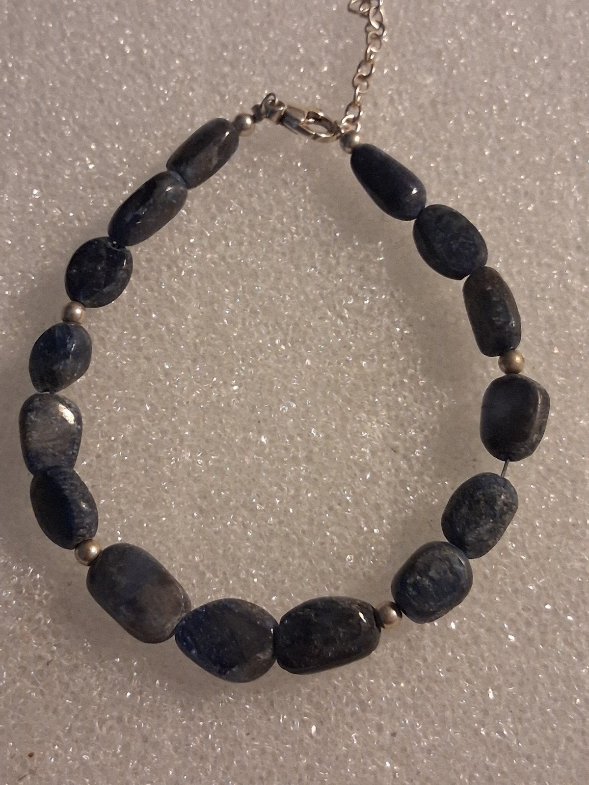 Armband met Blauw saffier-met zilver tussenstukjes-, Ophalen of Verzenden, Nieuw, Blauw, Overige materialen