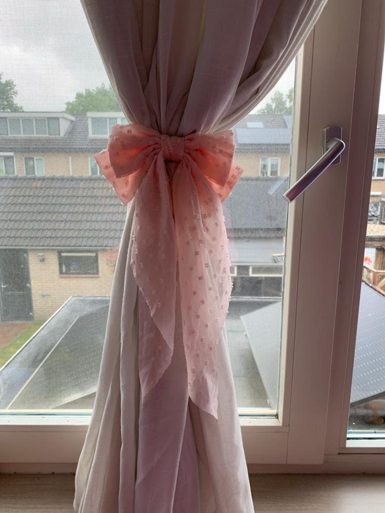 Roze gordijnklip met strik - decoratieve gordijnhouder, Ophalen of Verzenden, Zo goed als nieuw