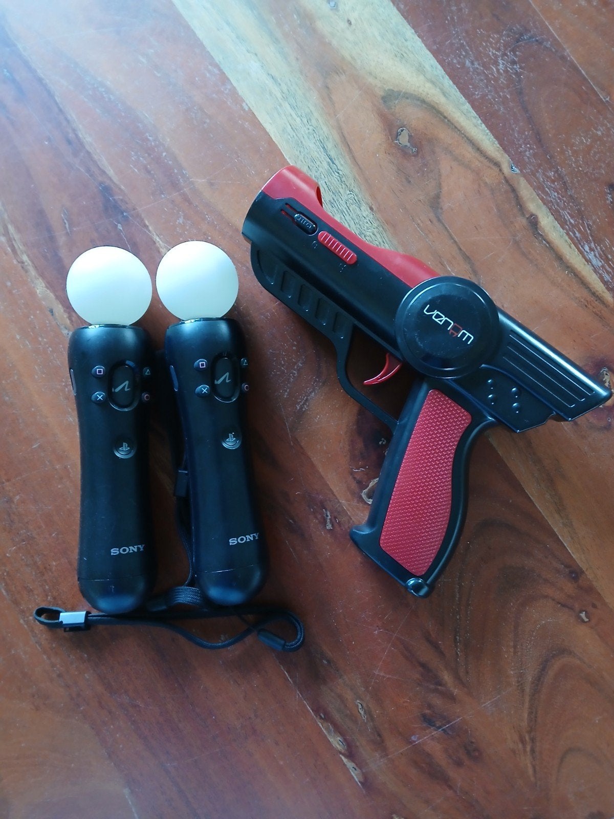 Venom pistool en 2x Sony Move controllers, Spelcomputers en Games, Ophalen of Verzenden, Gebruikt, Pistool, PlayStation 3