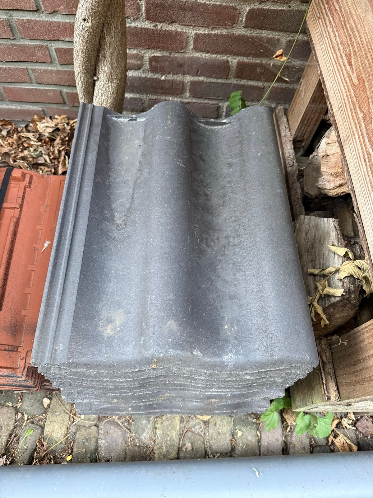 Gratis af te halen. Sneldek dakpannen beton 13 stuks, Ophalen, Steen of Klei, Nieuw, Minder dan 5 m²
