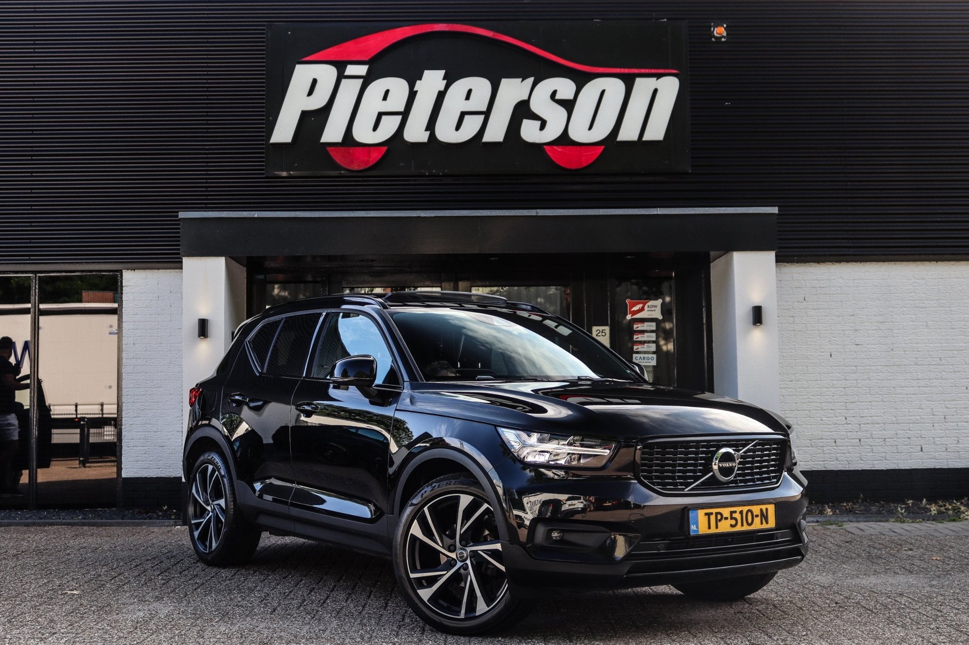 Volvo XC40 1.5 T3 R-Design BTW PANO H&K CAMERA EXPORT EX BPM, Voorwielaandrijving, Gebruikt, 156 pk, Lichtsensor