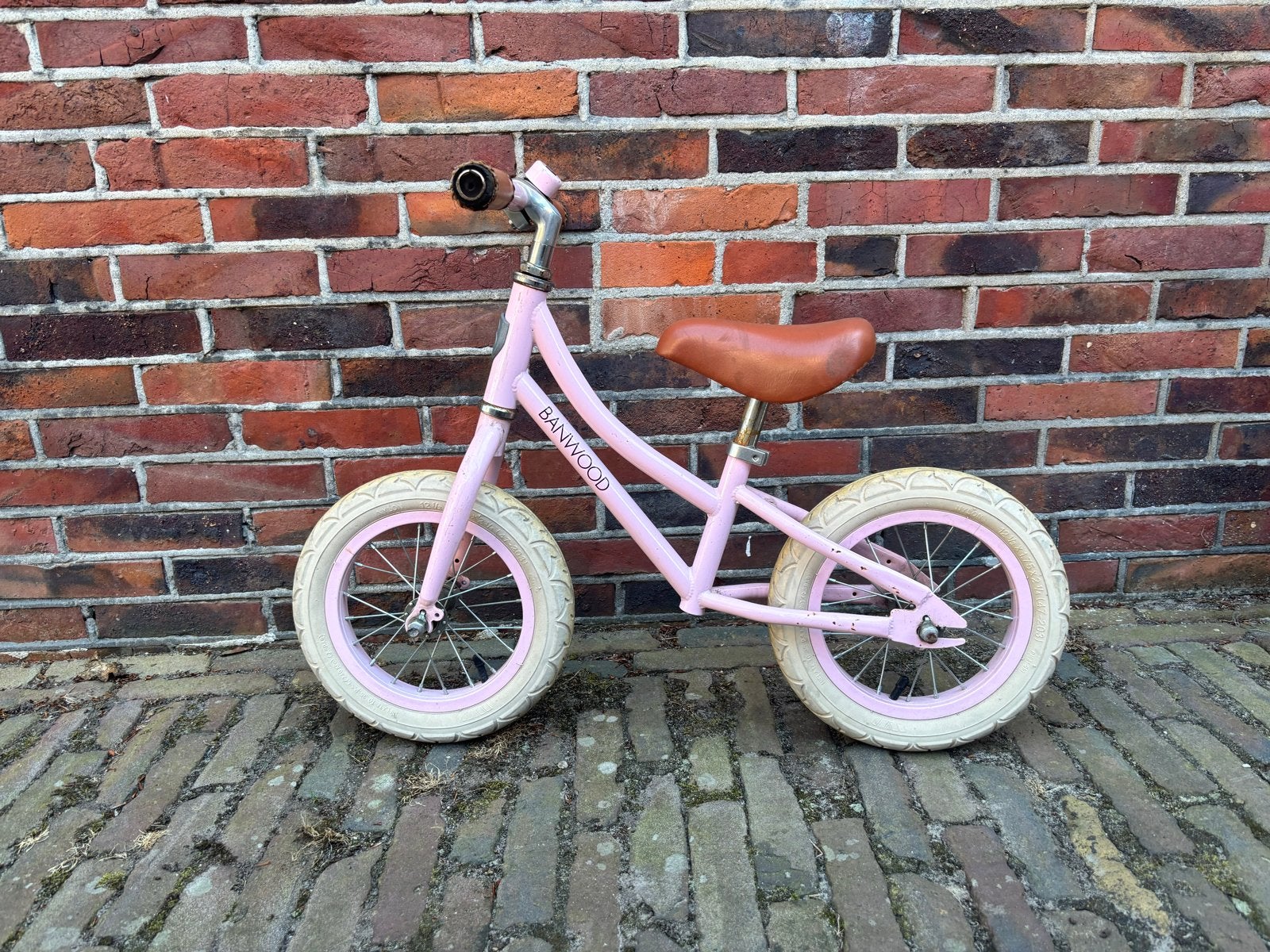 Banwood loopfiets roze met bruin zadel, Ophalen of Verzenden, Gebruikt, Loopfiets