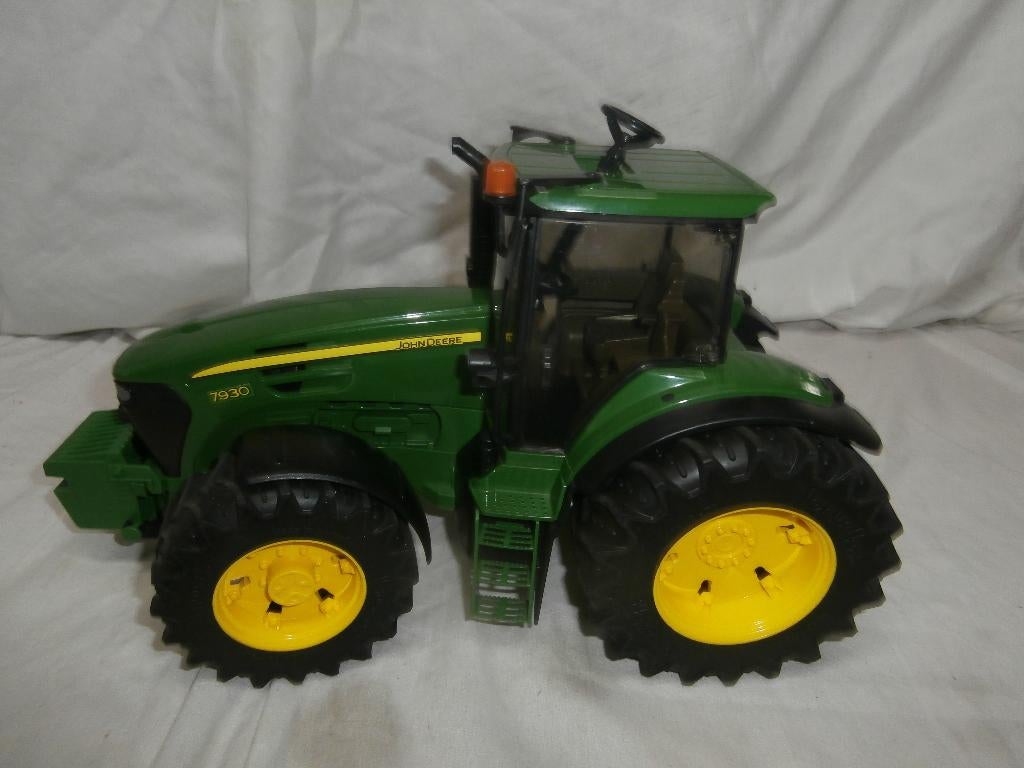 Bruder  John Deere 7930 trekker en accessoires, Kinderen en Baby's, Speelgoed | Speelgoedvoertuigen, Ophalen, Zo goed als nieuw