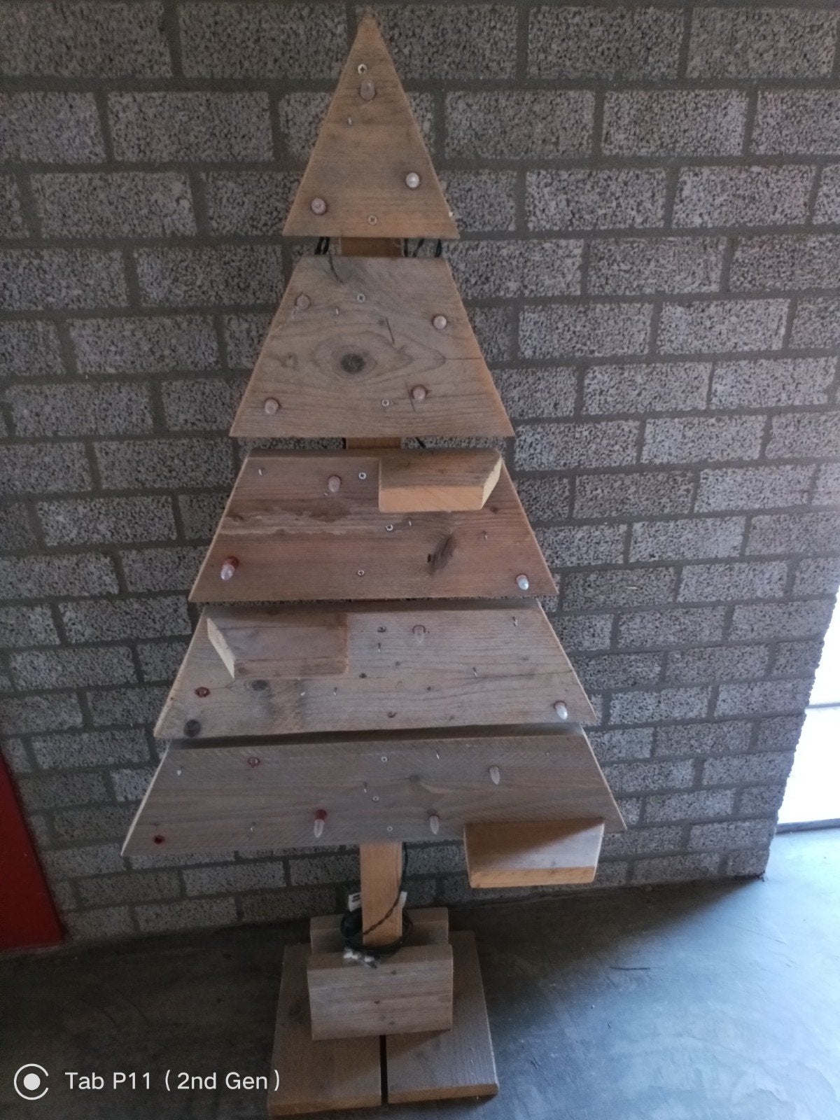 Steigerhouten kerstboom en kabelhaspeltafel, Ophalen