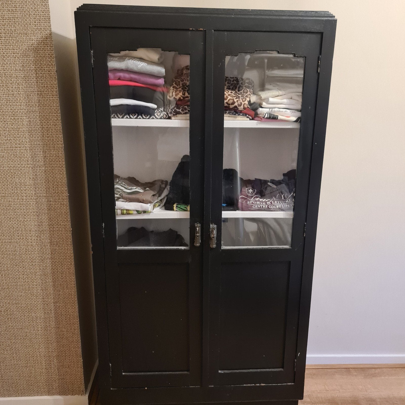 Vintage, Antieke, Brocante zwarte vitrinekast met glazen deu, Huis en Inrichting, Ophalen, Gebruikt