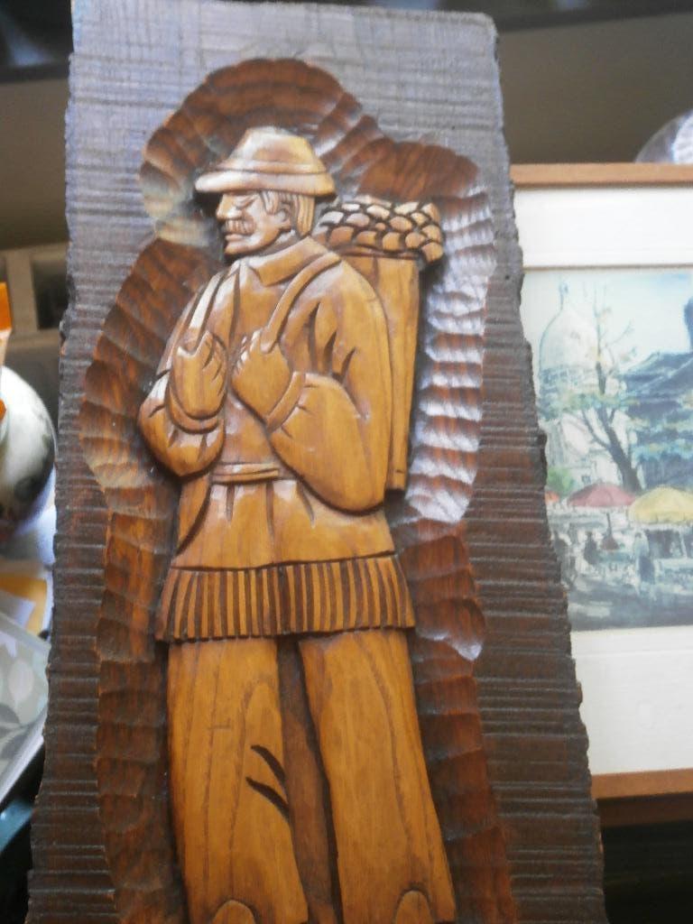 Mooi HOUTSNIJSTEEKWERK Man met mand op schouders, Ophalen of Verzenden, Houtsnijwerk