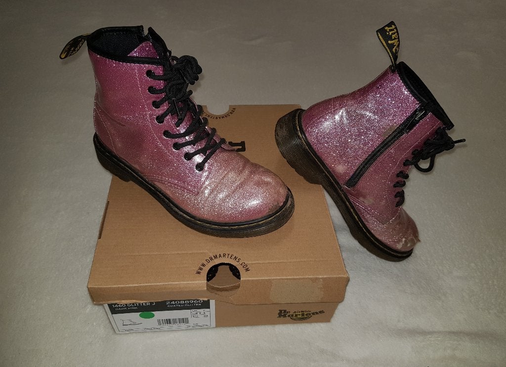 Super toffe dark pink glitter Dr. Martens biker boot maat 34, Kinderen en Baby's, Kinderkleding | Schoenen en Sokken, Dr. Martens