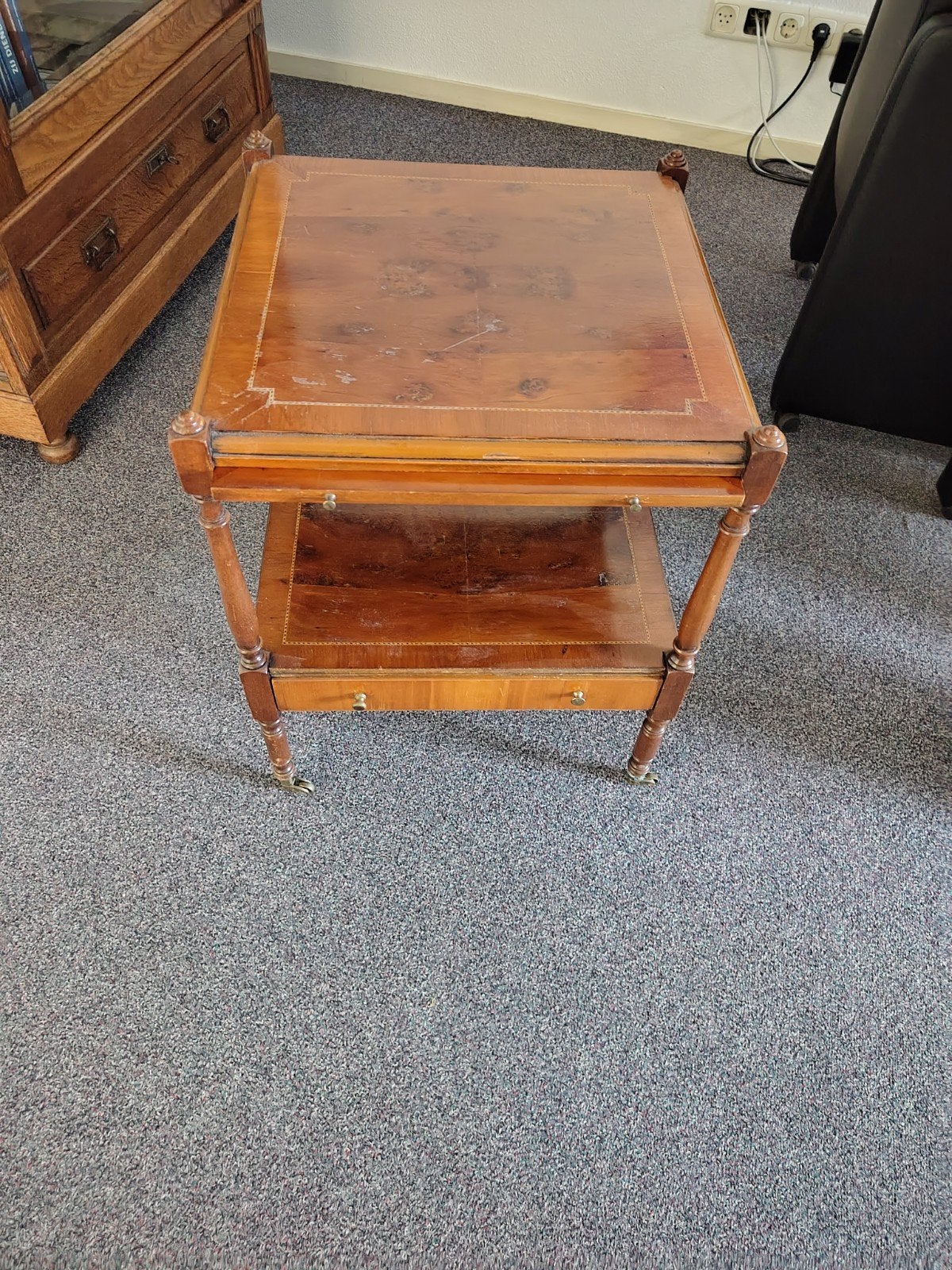 Vintage bijzettafel met mahonie tafelblad en lade en uitschu, Ophalen