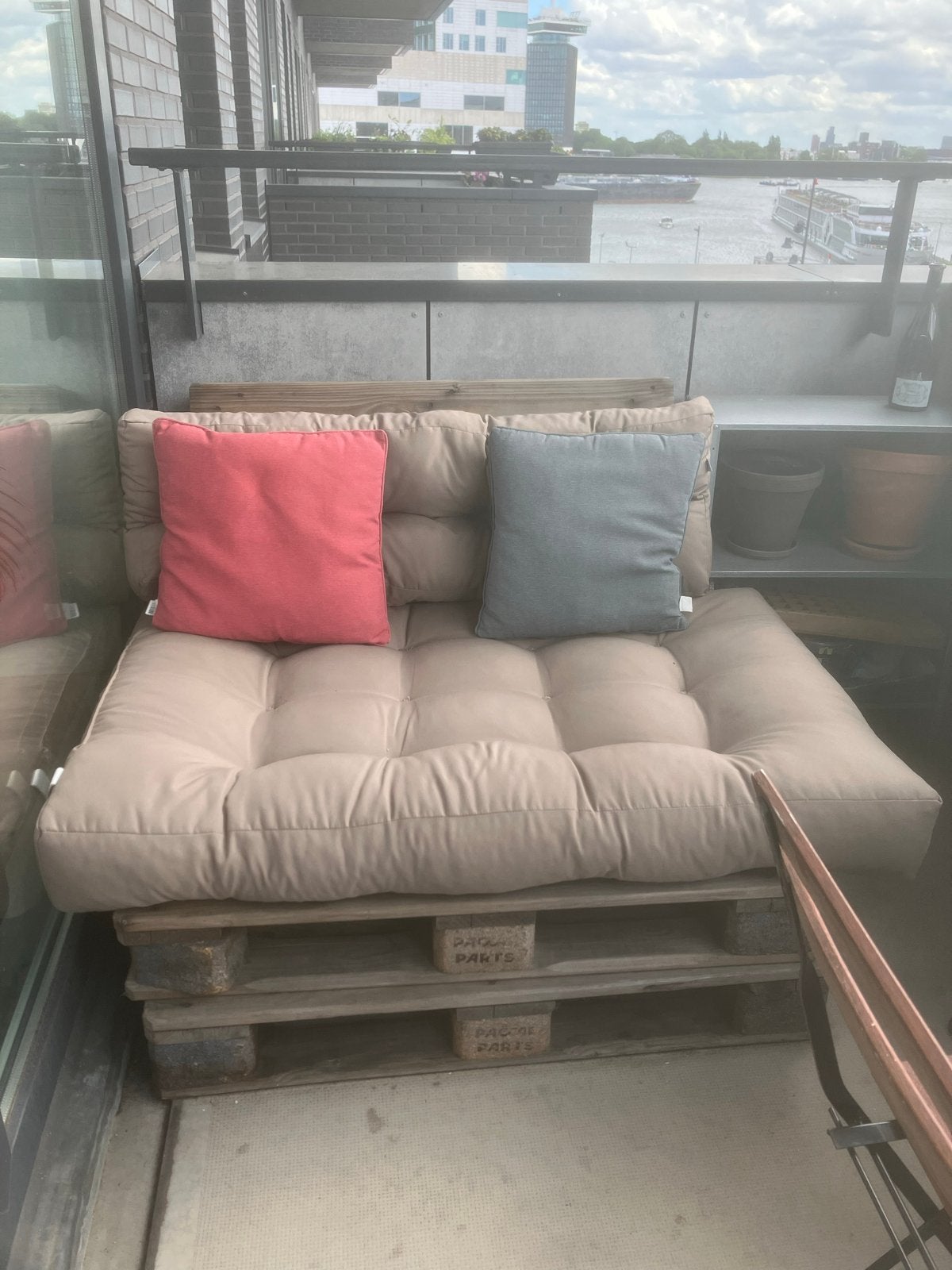 Palletbank met kussens - Comfortabel en stijlvol, Gebruikt, Overige kleuren, Ophalen of Verzenden, Eén