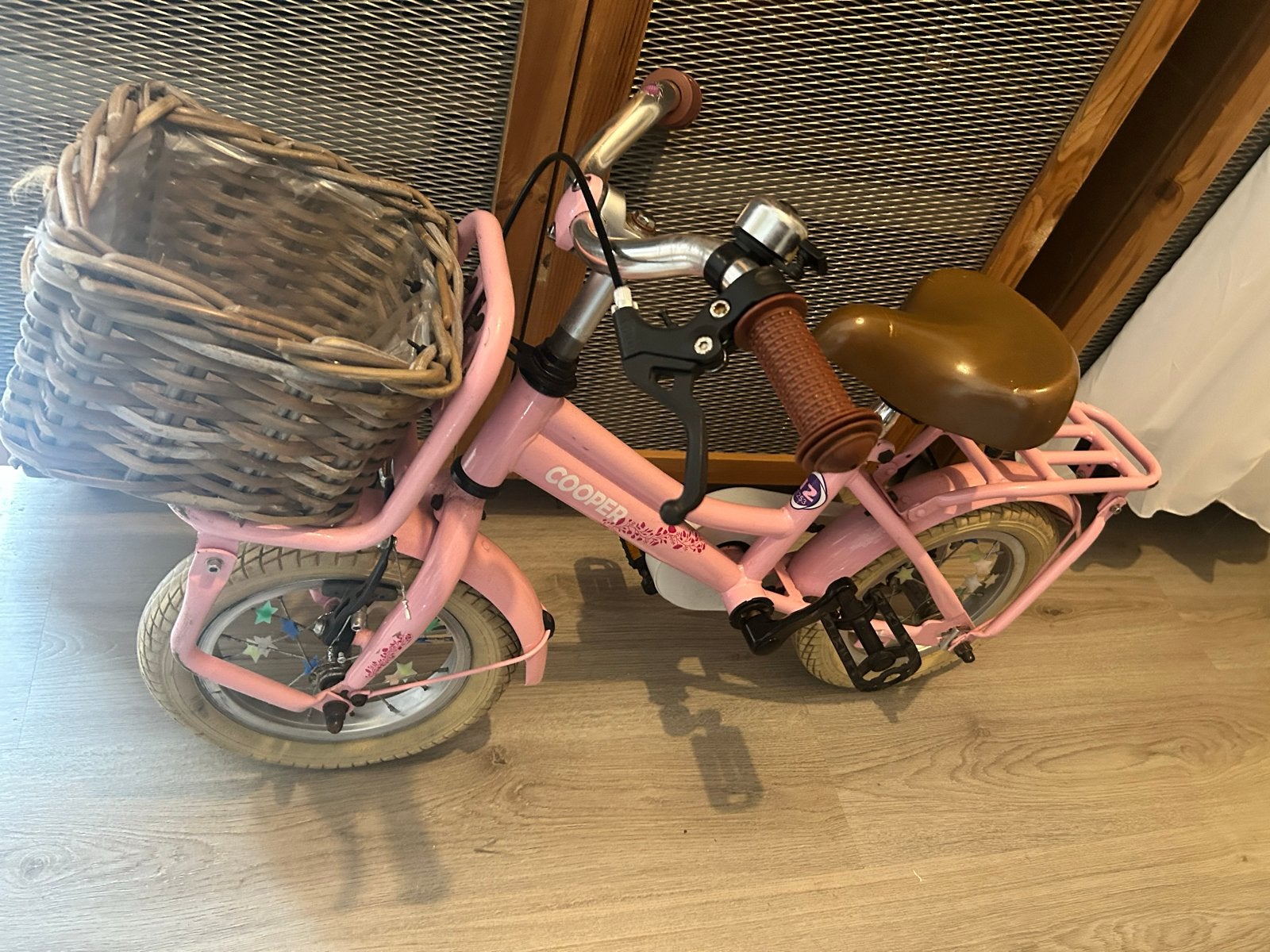Roze kinderfiets Cooper met mandje en bagagedrager, Ophalen, Gebruikt, Terugtraprem, Minder dan 16 inch