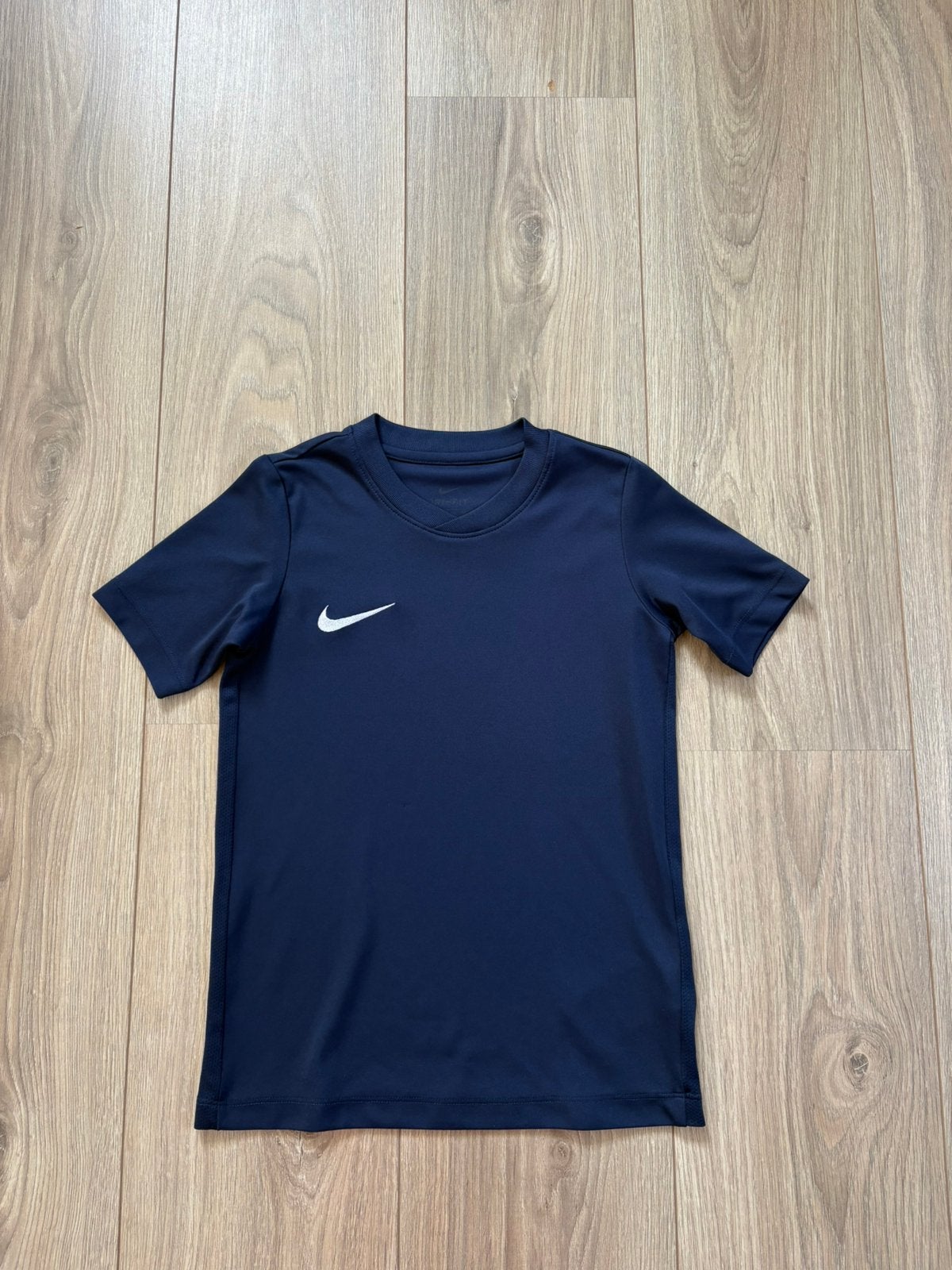 Looks new! Nike (sport)shirt - maat 128 - 1 keer gedragen, Ophalen of Verzenden, Nieuw, Jongen of Meisje, Sport- of Zwemkleding