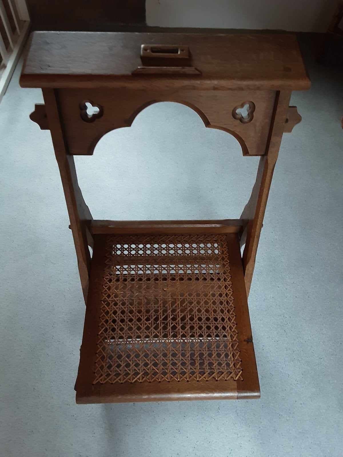 Antieke bidstoel/knielbank van hout met rieten zitting, Ophalen